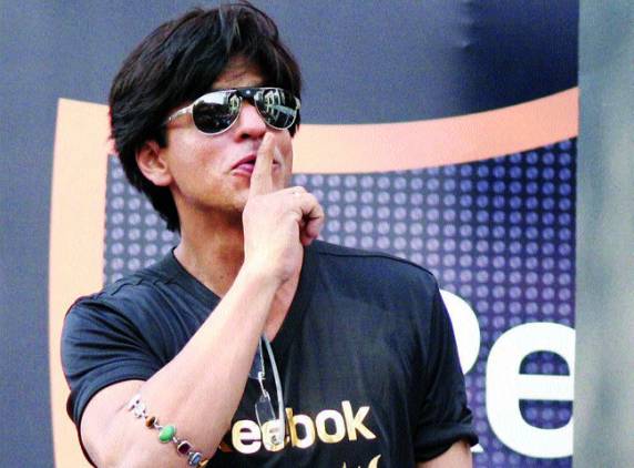 Sanjay Dutt proposes SRK disposes